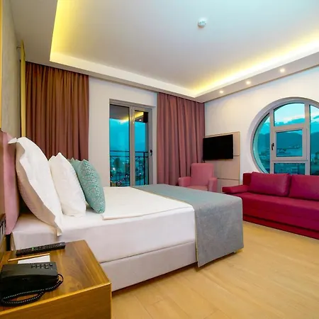 Hotel Leaf Port 4*
