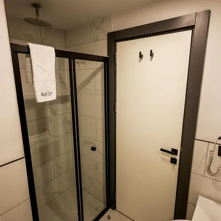 Leaf Port Hotel 4*