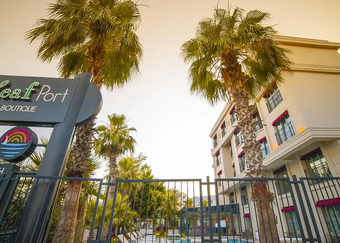 Leaf Port Hotell 3*